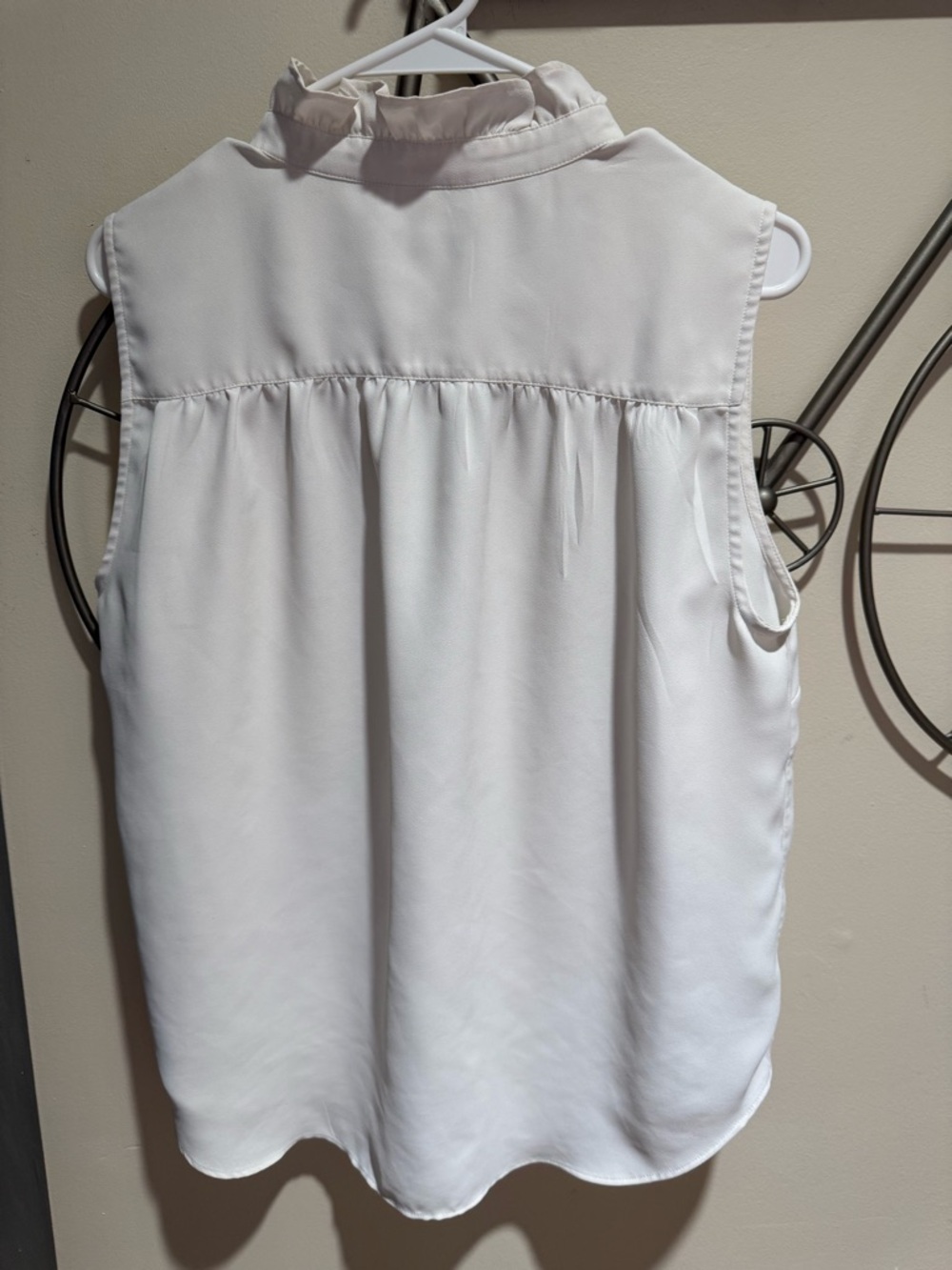 Ann Taylor Sleeveless Ruffle Collar Button-Front Blouse - White Size L Feminine - Picture 3 of 4